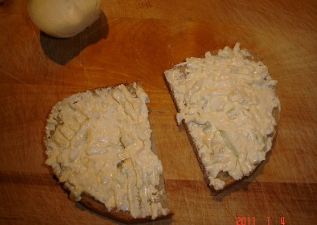 Fotografia przedstawiająca Pasta do chleba zj ajek i sera topionego