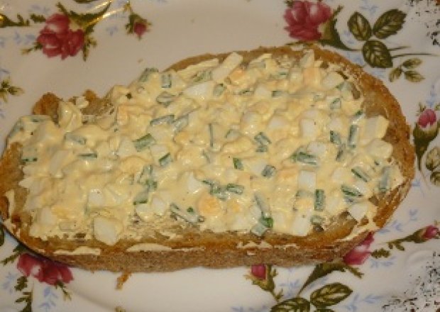 Fotografia przedstawiająca Pasta jajaczna ze szczypiorkiem