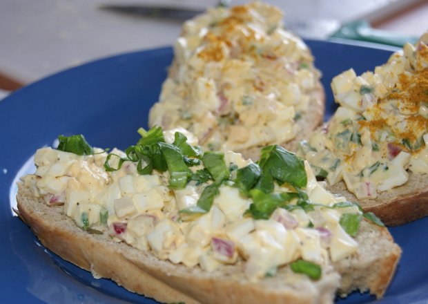 Fotografia przedstawiająca Pasta jajeczna na kanapki ze szczypiorkiem