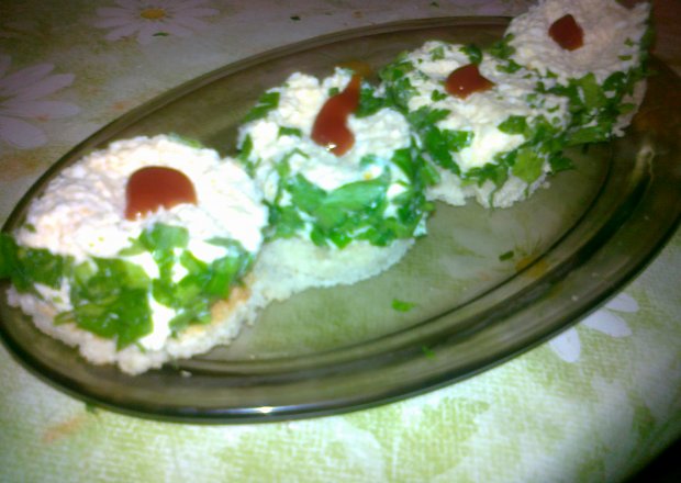 Fotografia przedstawiająca pasta jajeczna w zielonej pietruszce