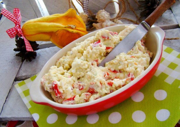 Fotografia przedstawiająca Pasta jajeczna z awokado i papryką