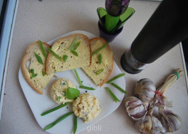 Fotografia przedstawiająca Pasta jajeczna z bazylią i szczypiorkiem
