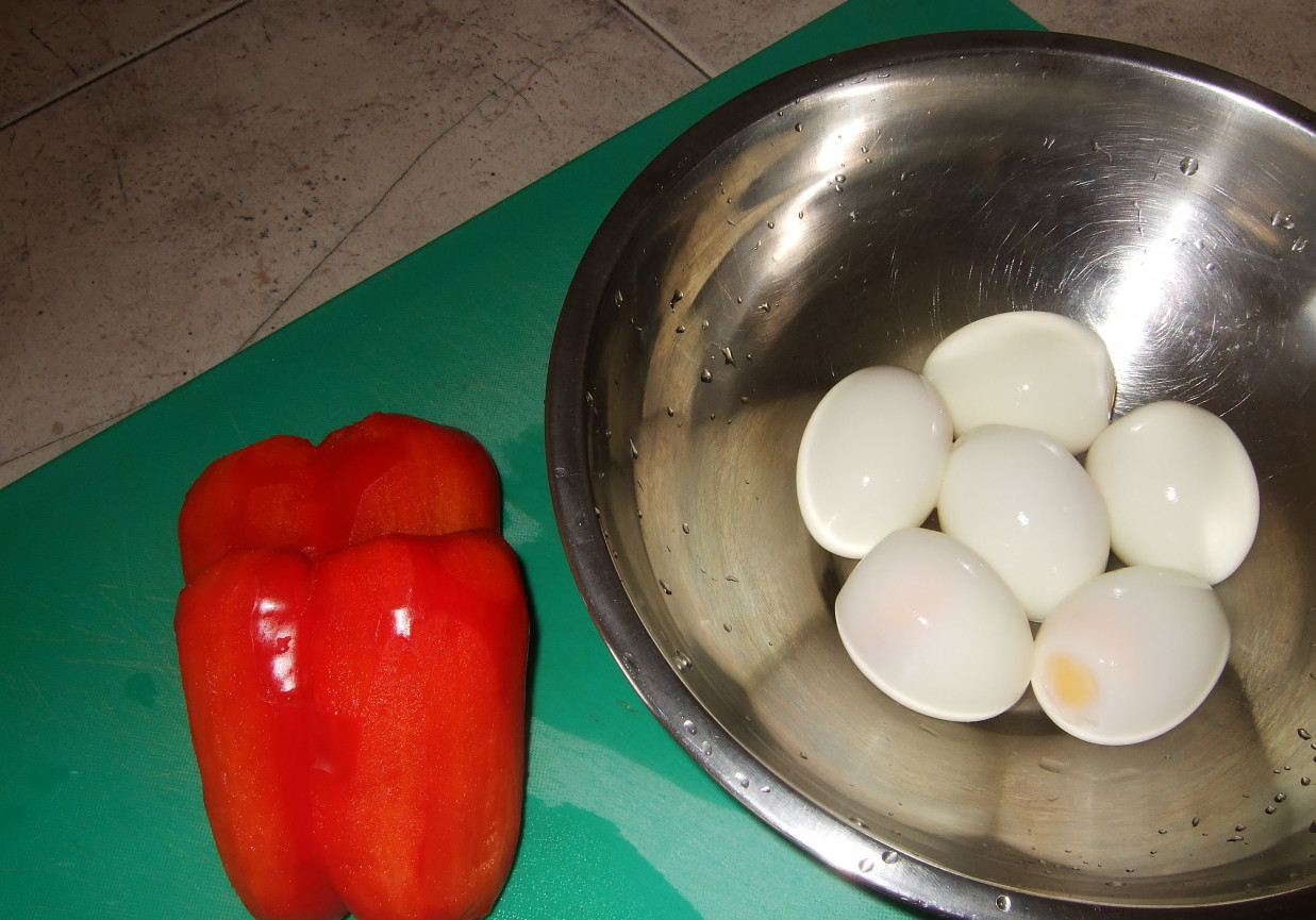 Pasta jajeczna z czerwoną papryką foto