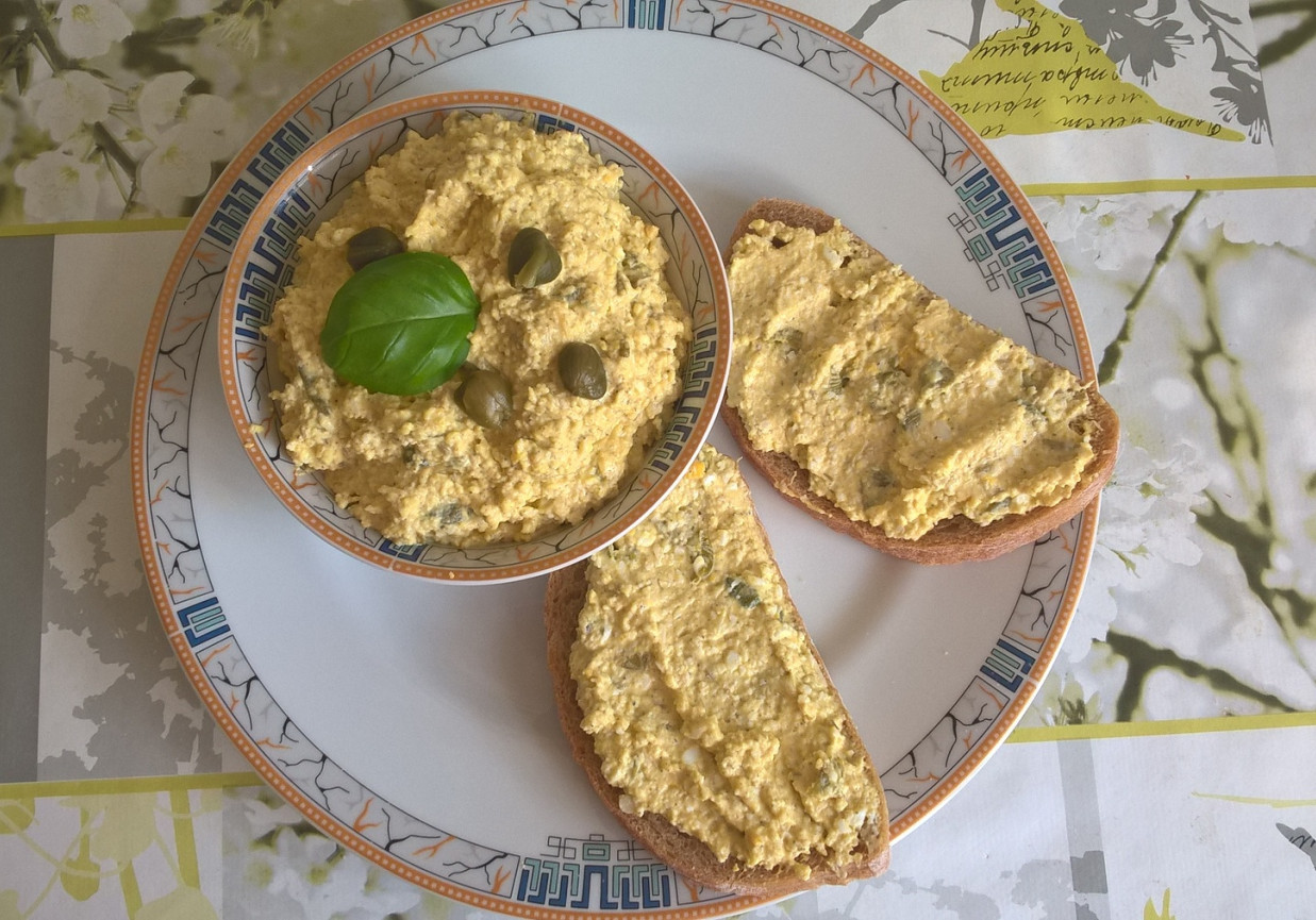 Pasta jajeczna z kaparami i  żółtym serem foto