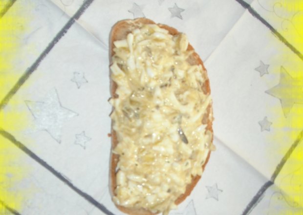 Fotografia przedstawiająca Pasta jajeczna z kiszonym ogórkiem