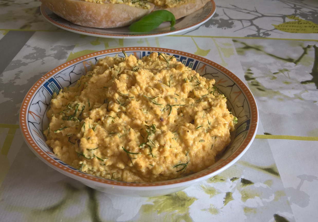 Pasta jajeczna z koperkiem i curry foto