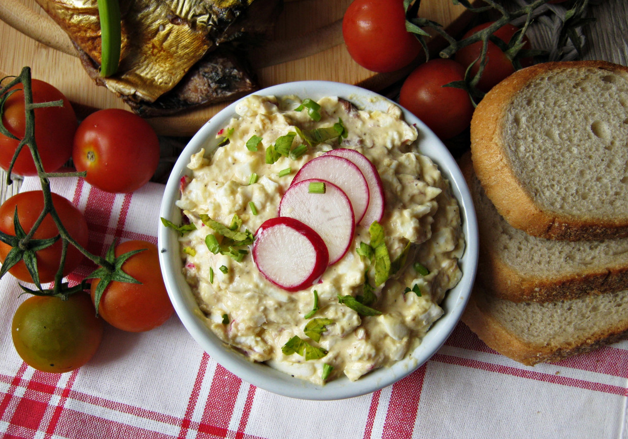 Pasta jajeczna z makrelą, rzodkiewką i serem feta DoradcaSmaku.pl