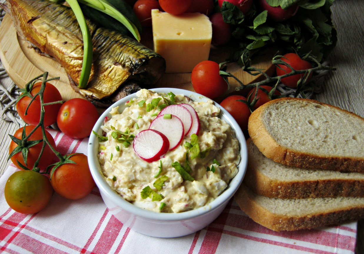 Pasta jajeczna z makrelą, rzodkiewką i serem feta DoradcaSmaku.pl