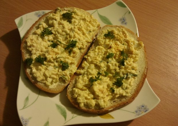 Fotografia przedstawiająca Pasta jajeczna z natką pietruszki