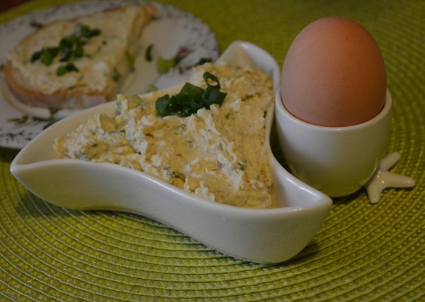 Fotografia przedstawiająca Pasta jajeczna z orzechami