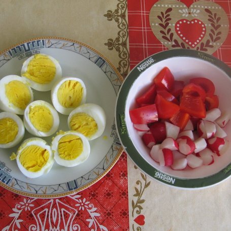 Krok 1 - Pasta jajeczna z papryką i rzodkiewką foto