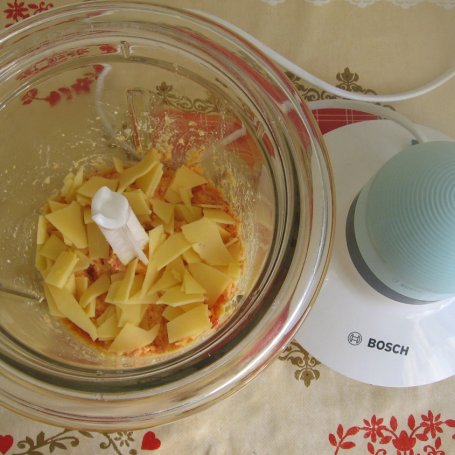 Krok 3 - Pasta jajeczna z papryką i rzodkiewką foto