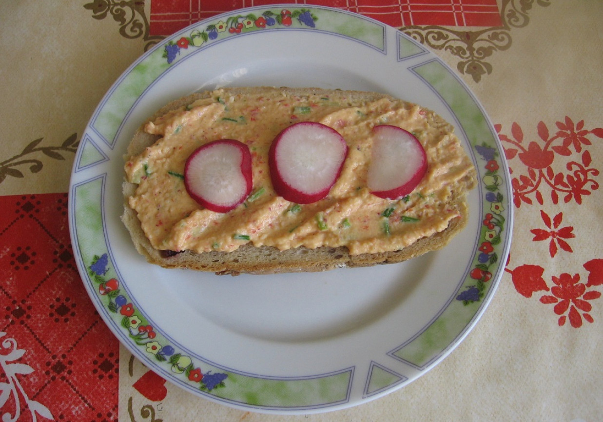 Pasta jajeczna z papryką i rzodkiewką DoradcaSmaku.pl