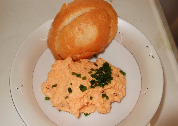 Fotografia przedstawiająca Pasta jajeczna z przecierem pomidorowym