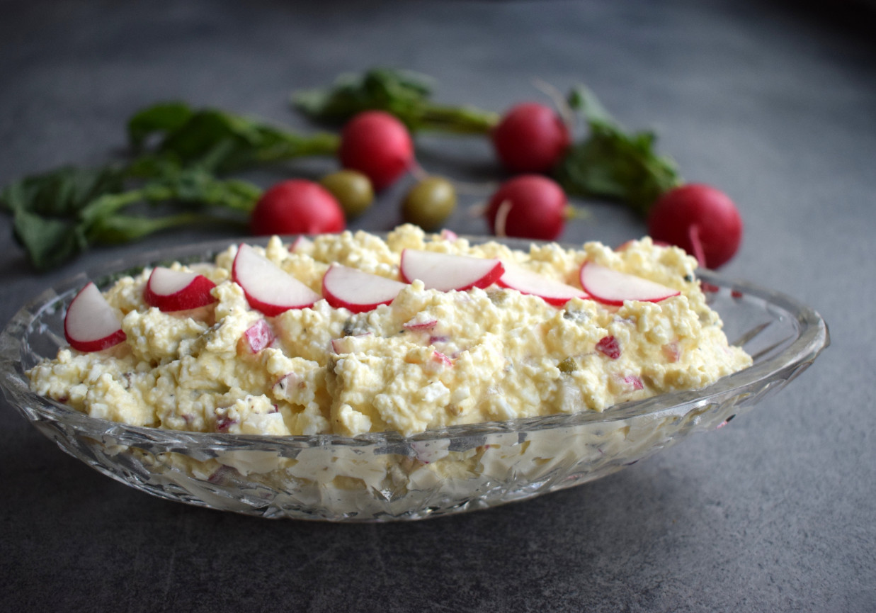 Pasta jajeczna z rzodkiewką i oliwkami foto