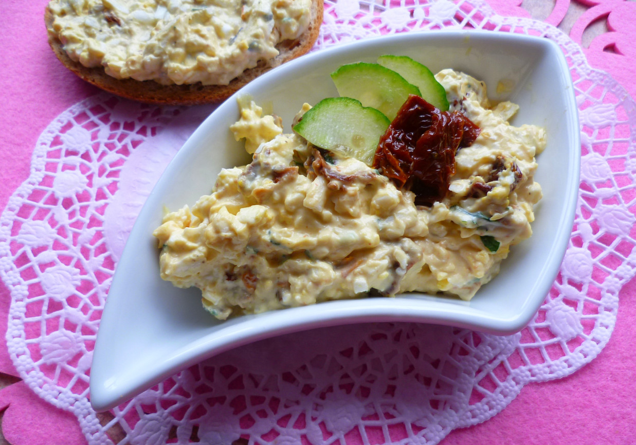 Pasta jajeczna z suszonymi pomidorami DoradcaSmaku.pl