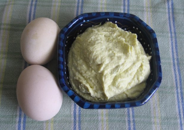 Fotografia przedstawiająca Pasta jajeczna z żółtym serem i ogórkiem