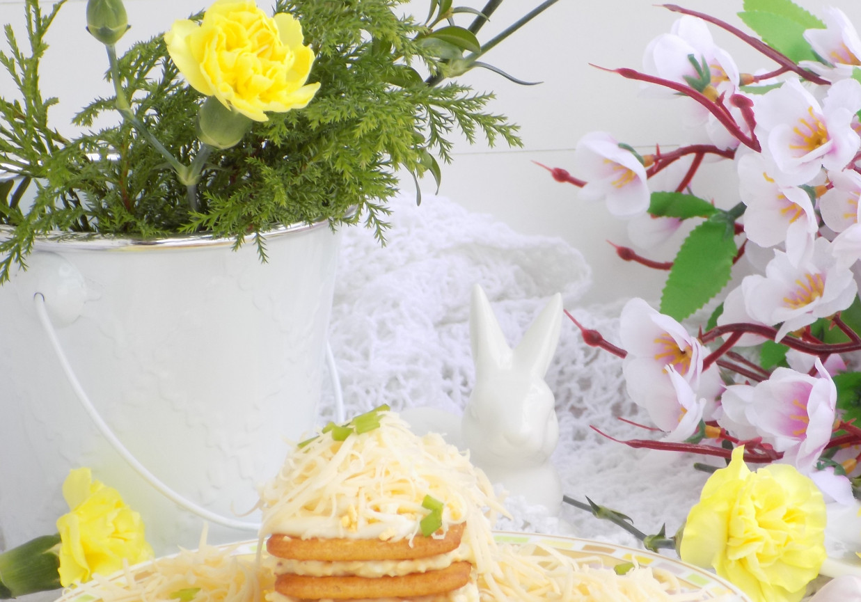 Pasta jajeczno-serowa na krakersach.  foto