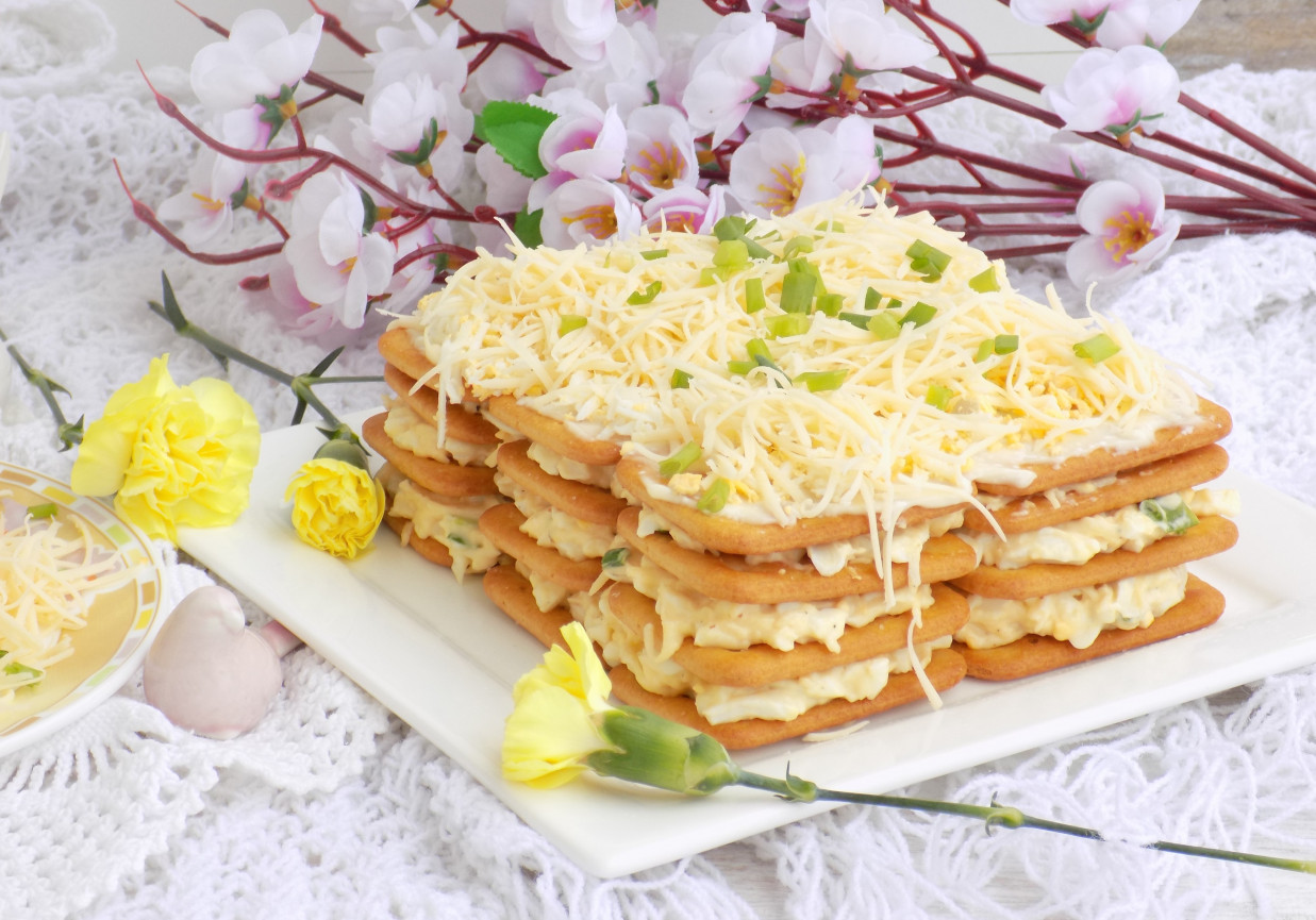 Pasta jajeczno-serowa na krakersach.  foto