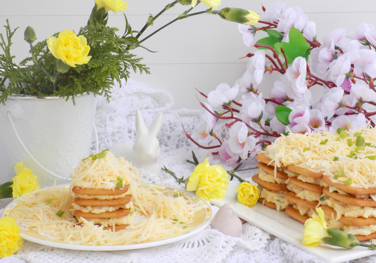Pasta jajeczno-serowa na krakersach.  foto