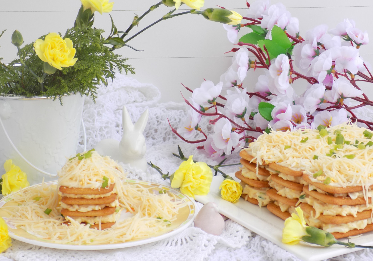 Pasta jajeczno-serowa na krakersach.  foto