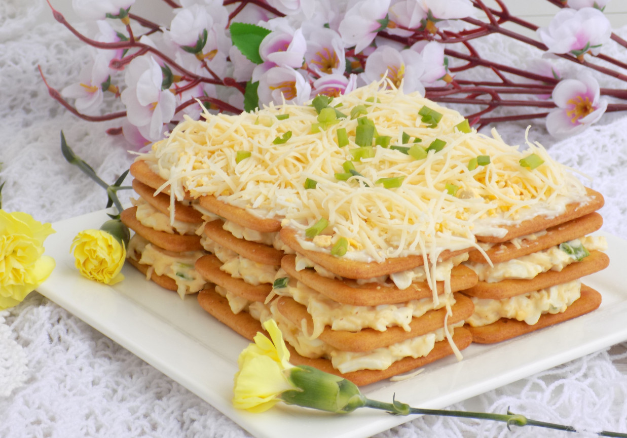 Pasta jajeczno-serowa na krakersach.  foto