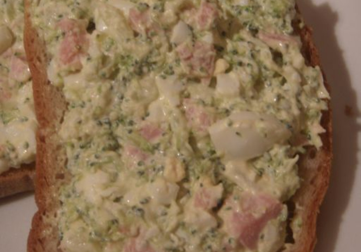 Pasta kanapkowa na bazie brokuła z jajkiem i szynką foto