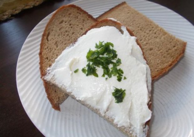 Fotografia przedstawiająca Pasta kanapkowa z chrzanem