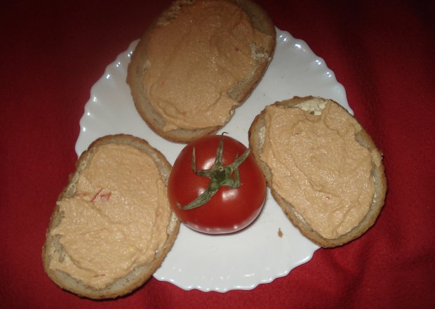Fotografia przedstawiająca Pasta kanapkowa z makreli, sezamu i papryki