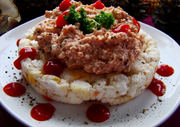 Fotografia przedstawiająca Pasta kanapkowa z tuńczyka  na czerwono