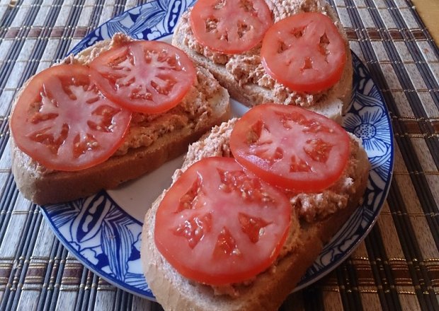 Fotografia przedstawiająca Pasta kanapkowa ze szprotem w sosie pomidorowym