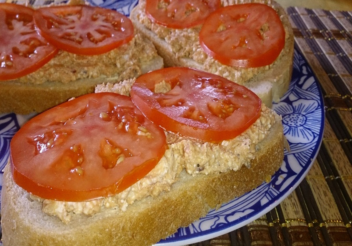 Pasta kanapkowa ze szprotem w sosie pomidorowym foto