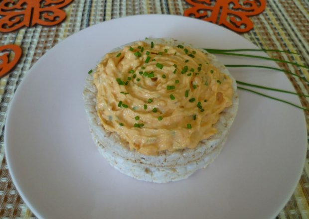 Fotografia przedstawiająca Pasta łososiowa ze szczypiorkiem