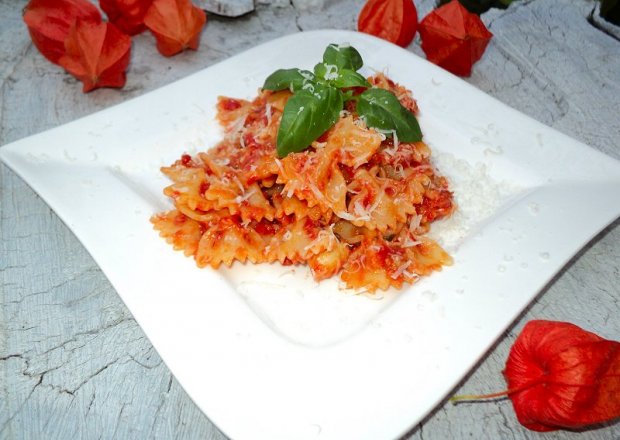 Fotografia przedstawiająca Pasta pomidorowa z kaparami