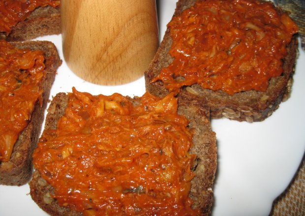 Fotografia przedstawiająca Pasta pomidorowa ze śledzia w oleju