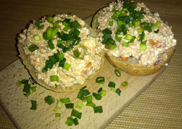 Fotografia przedstawiająca Pasta serowa z makrelą i oliwkami