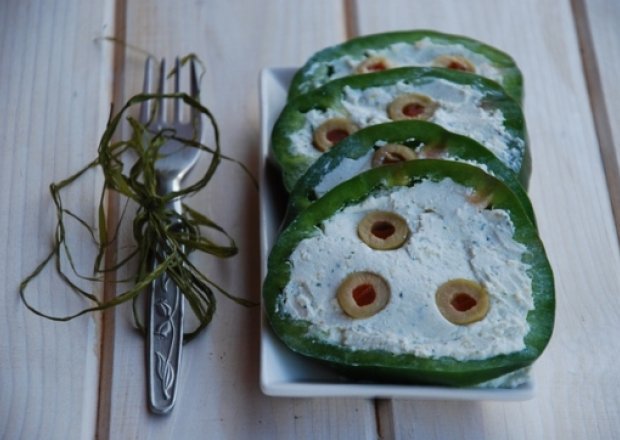 Fotografia przedstawiająca Pasta twarogowa w zielonej papryce