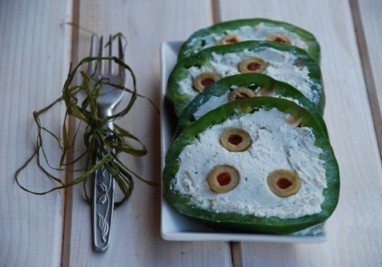 Pasta twarogowa w zielonej papryce foto