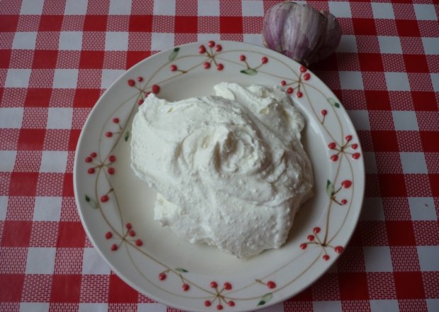 Fotografia przedstawiająca Pasta twarogowa z czosnkiem.