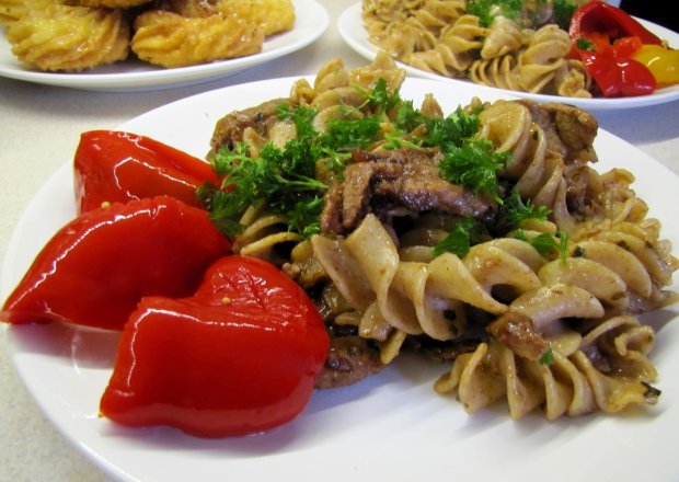 Fotografia przedstawiająca Pasta with meat - czyli makaron z mięsem