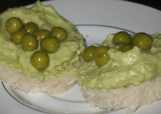 Fotografia przedstawiająca Pasta z avocado i zielonego groszku