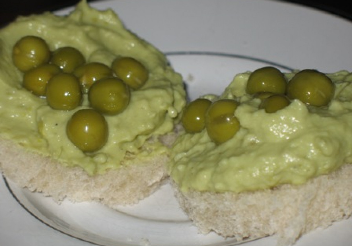 Pasta z avocado i zielonego groszku foto