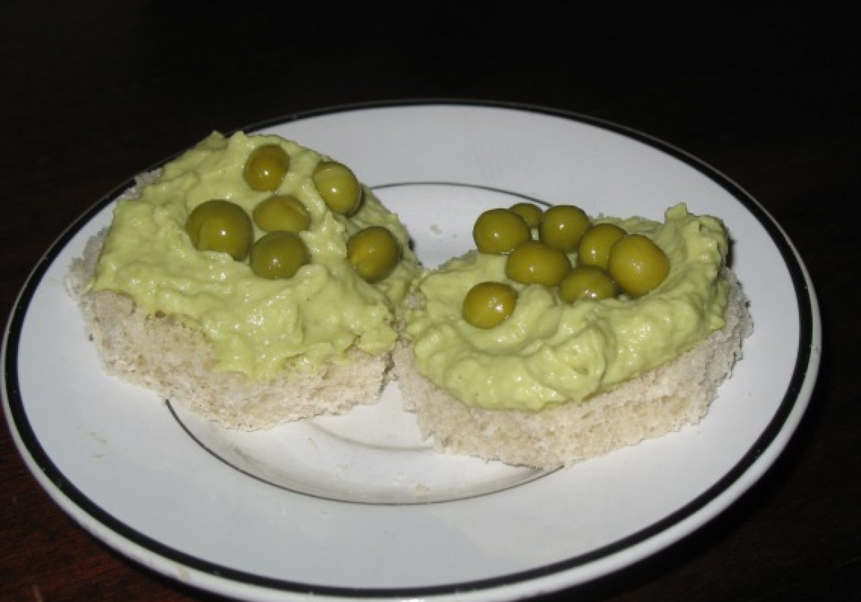Pasta z avocado i zielonego groszku foto