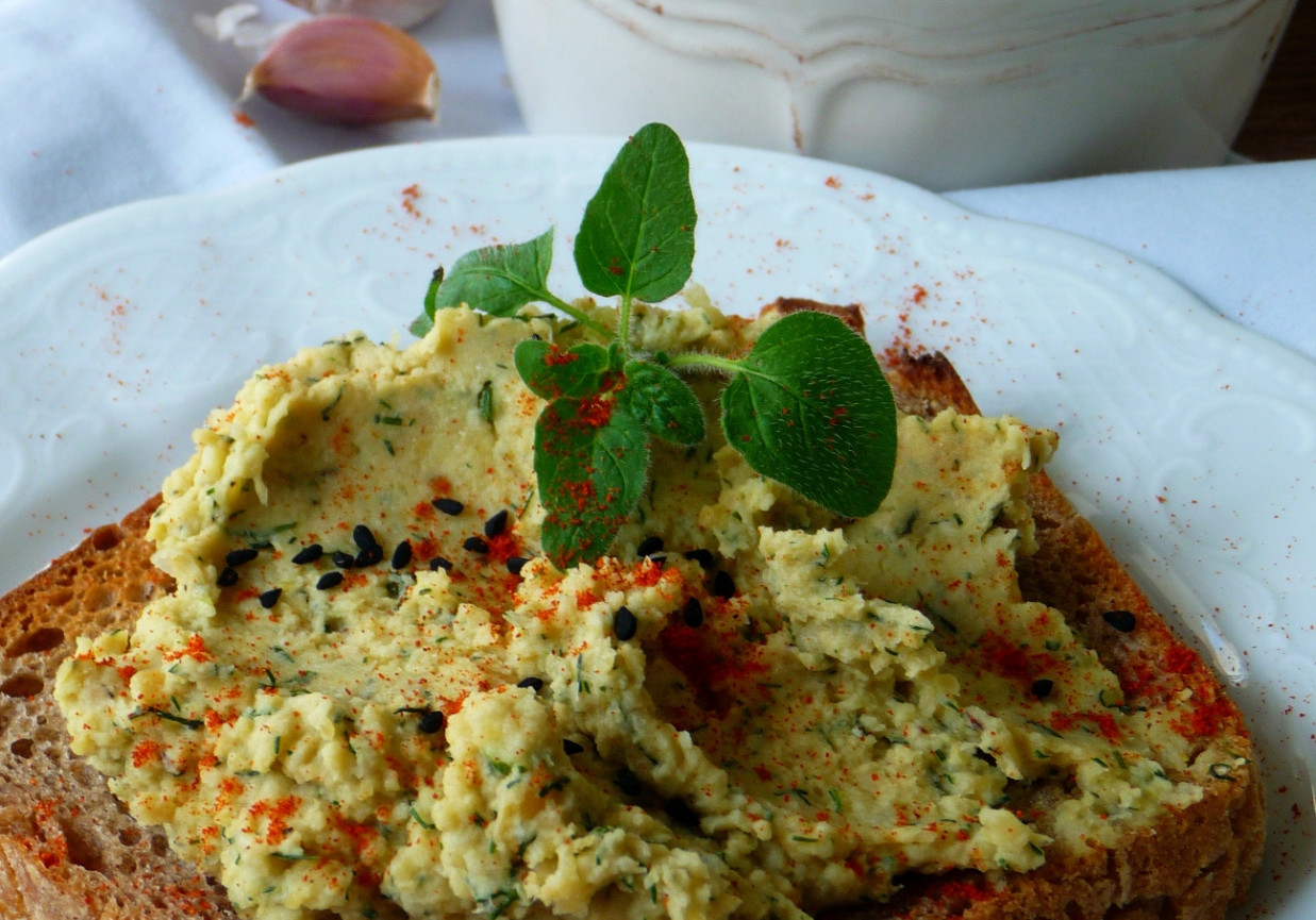 Pasta z ciecierzycy z koperkiem foto