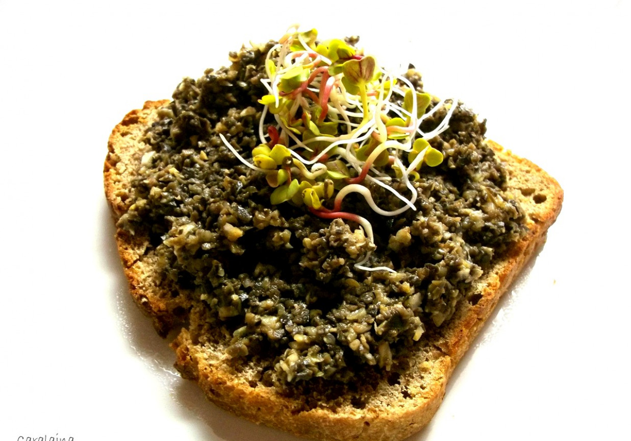 pasta z czarnych oliwek, kaparów i czosnku do chleba lub makaronu foto