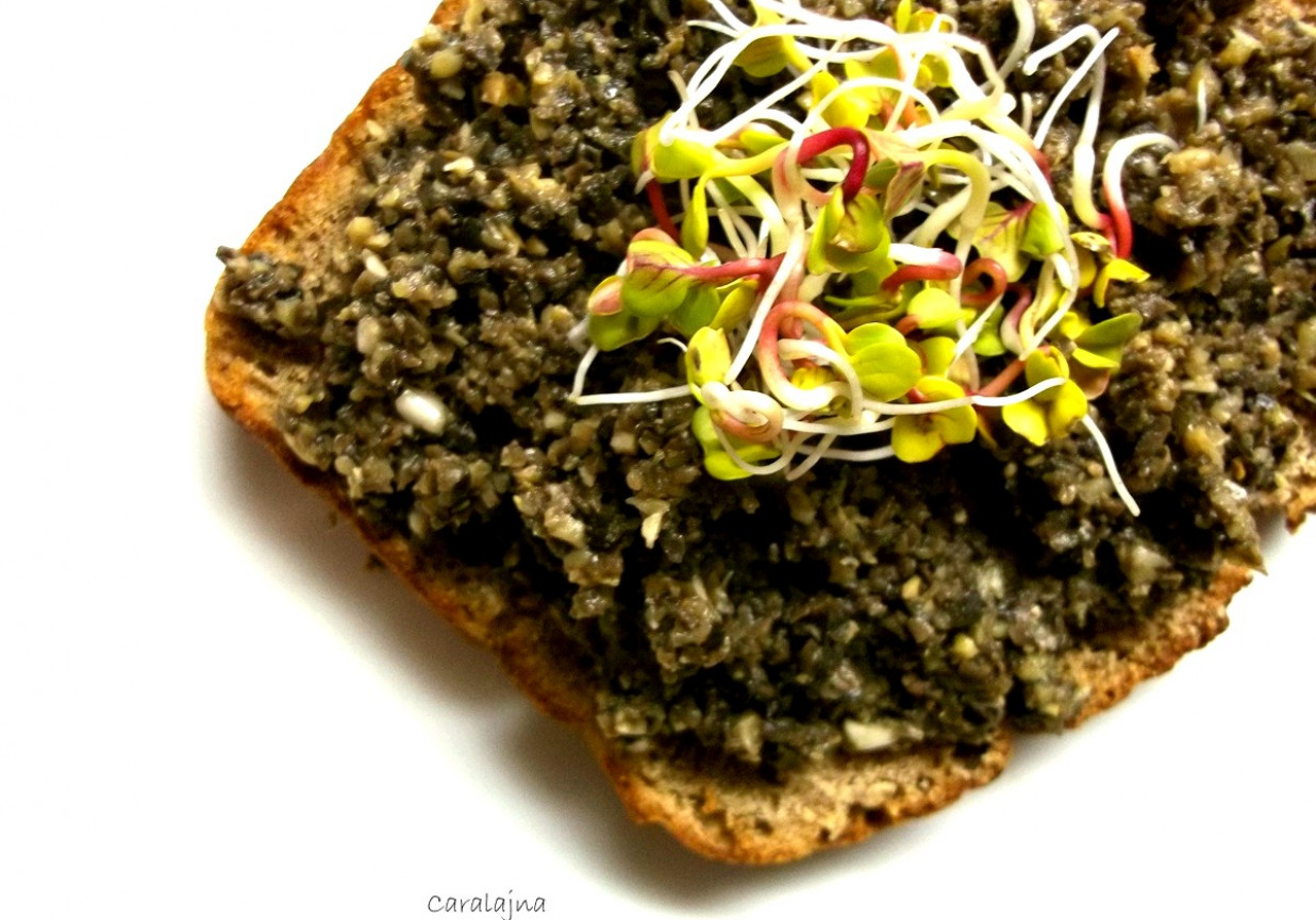 pasta z czarnych oliwek, kaparów i czosnku do chleba lub makaronu foto
