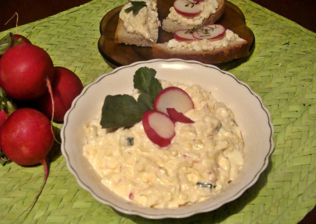 Fotografia przedstawiająca Pasta z jajek i rzodkiewki