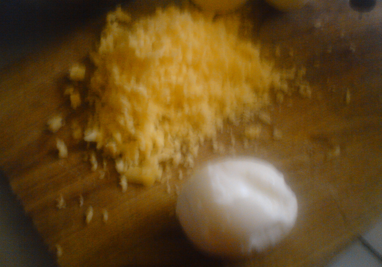 Pasta z jajek i żółtego sera z warzywami foto