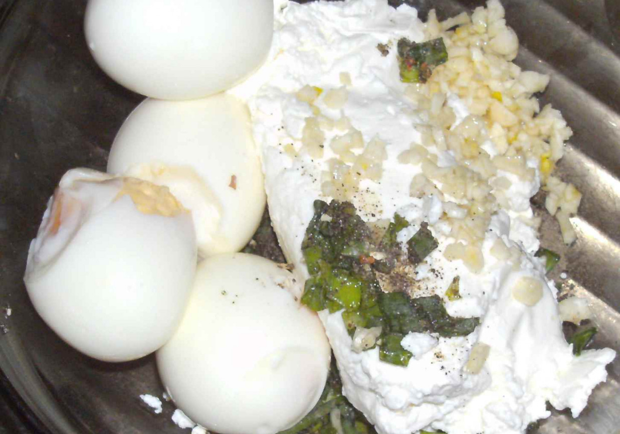 pasta z jajek,czosnku i twarogu... foto