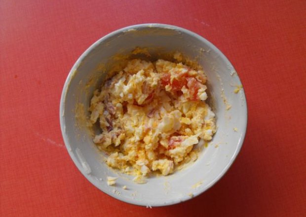 Fotografia przedstawiająca Pasta z jajkiem i pomidorkiem
